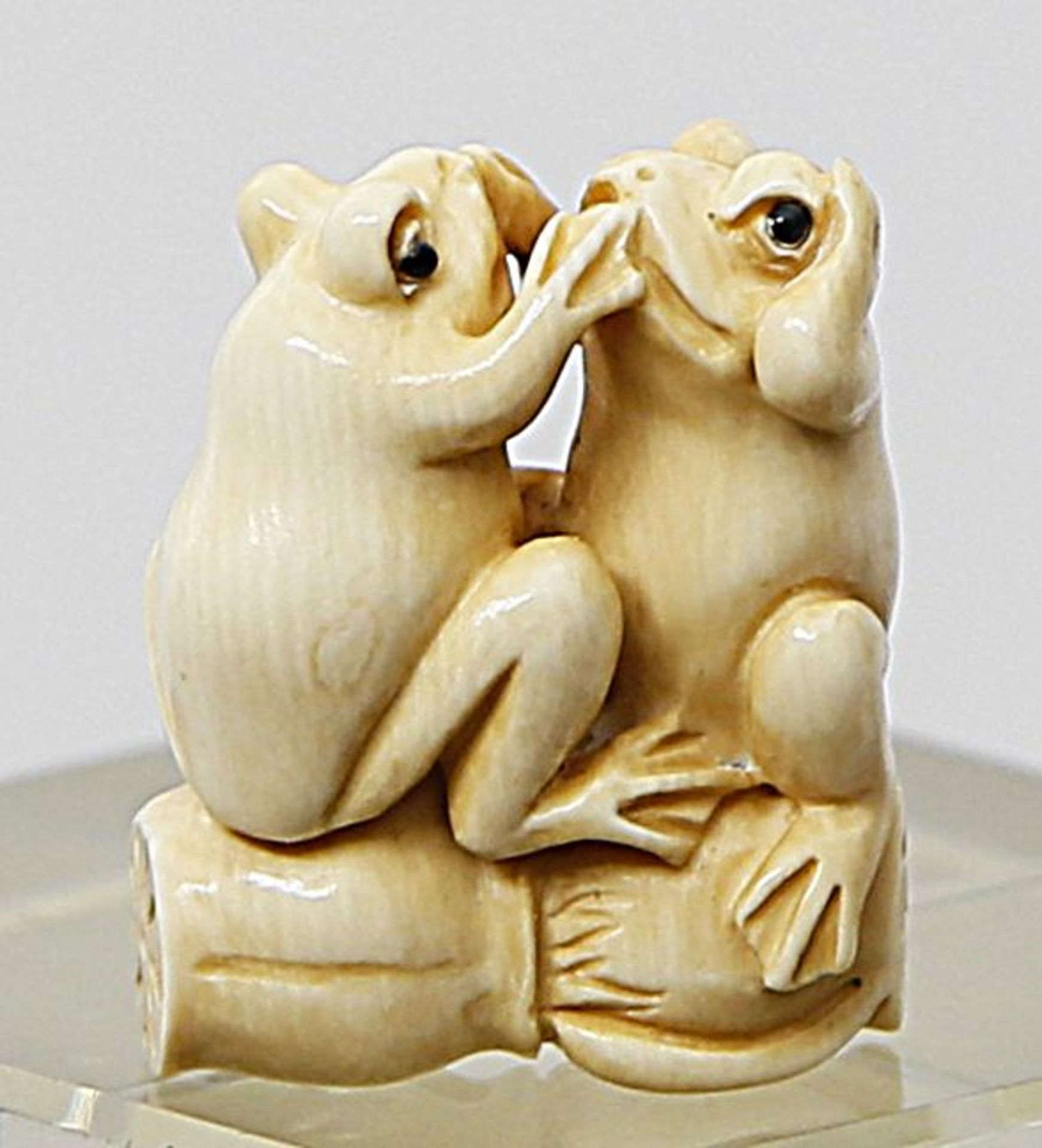 Netsuke "Zwei Frösche auf Lotoskapsel". - Image 2 of 2