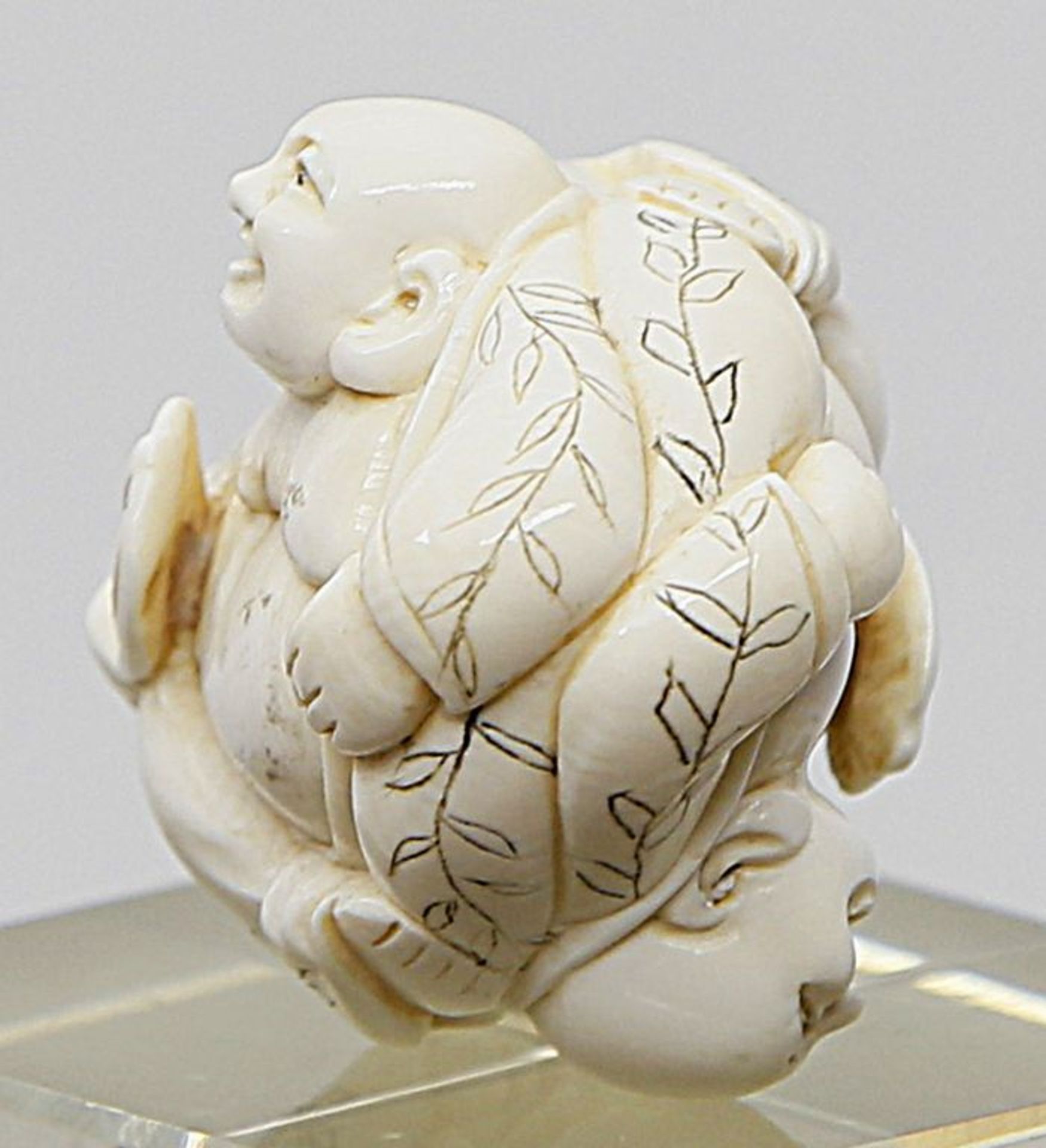 Netsuke "Zwei Hotei mit Fächer". - Image 3 of 3