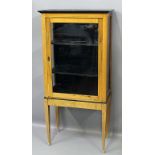 Zierliche Biedermeier-Vitrine auf Gestell.