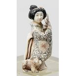 Netsuke "Geisha mit Fächer und Hund".