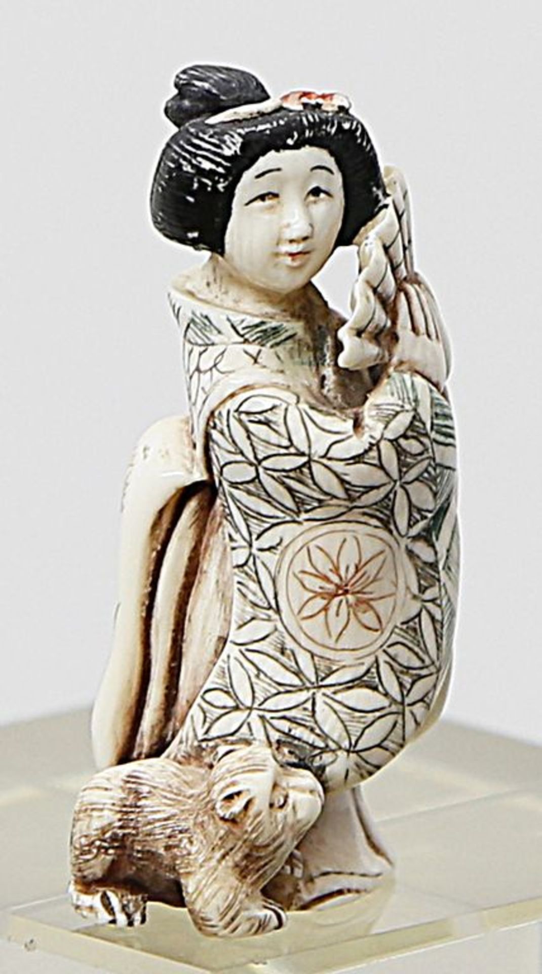 Netsuke "Geisha mit Fächer und Hund".