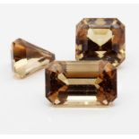 Drei cognacfarbene Topase, zus. ca. 32,8 ct.