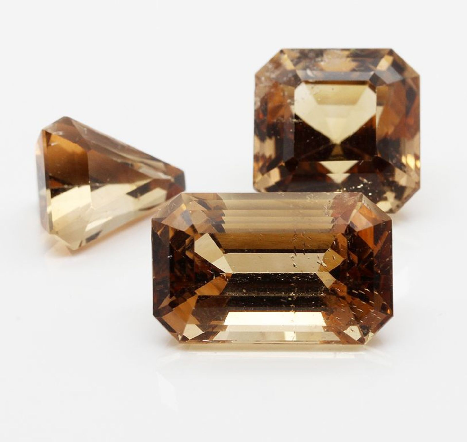 Drei cognacfarbene Topase, zus. ca. 32,8 ct.