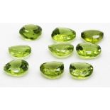 Neun Peridote, zus. ca. 22,5 ct.