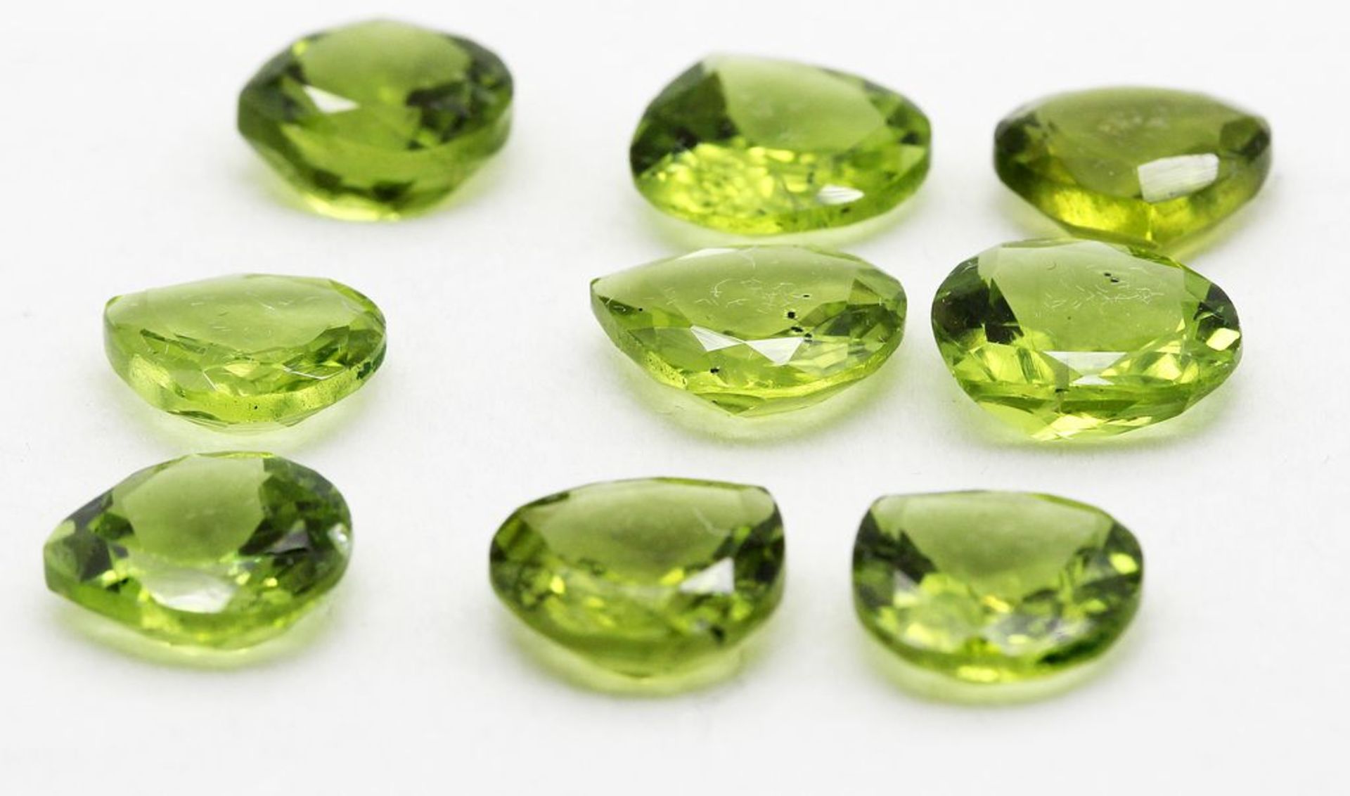 Neun Peridote, zus. ca. 22,5 ct.