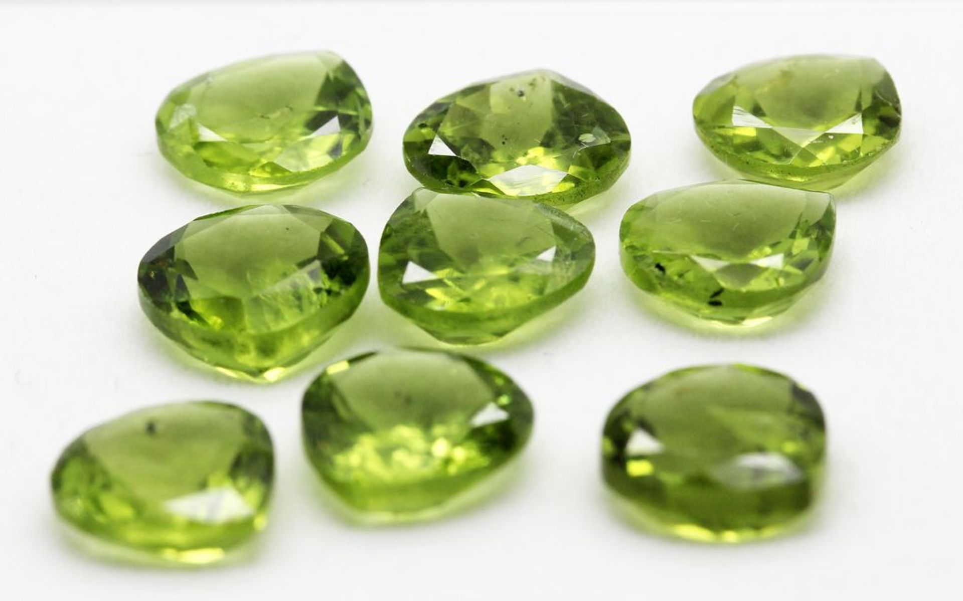 Neun Peridote, zus. ca. 23,1 ct.