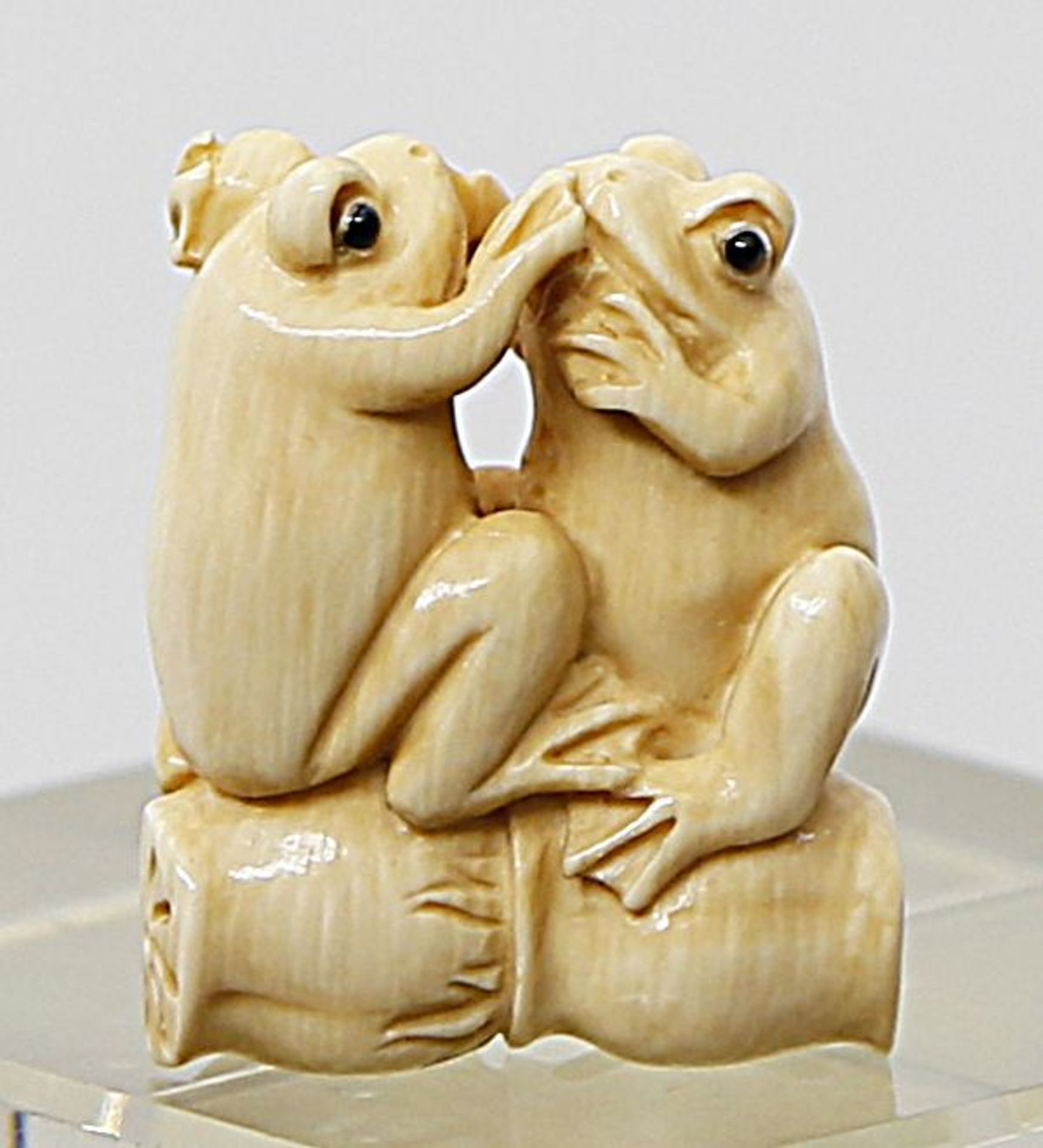 Netsuke "Zwei Frösche auf Lotoskapsel".