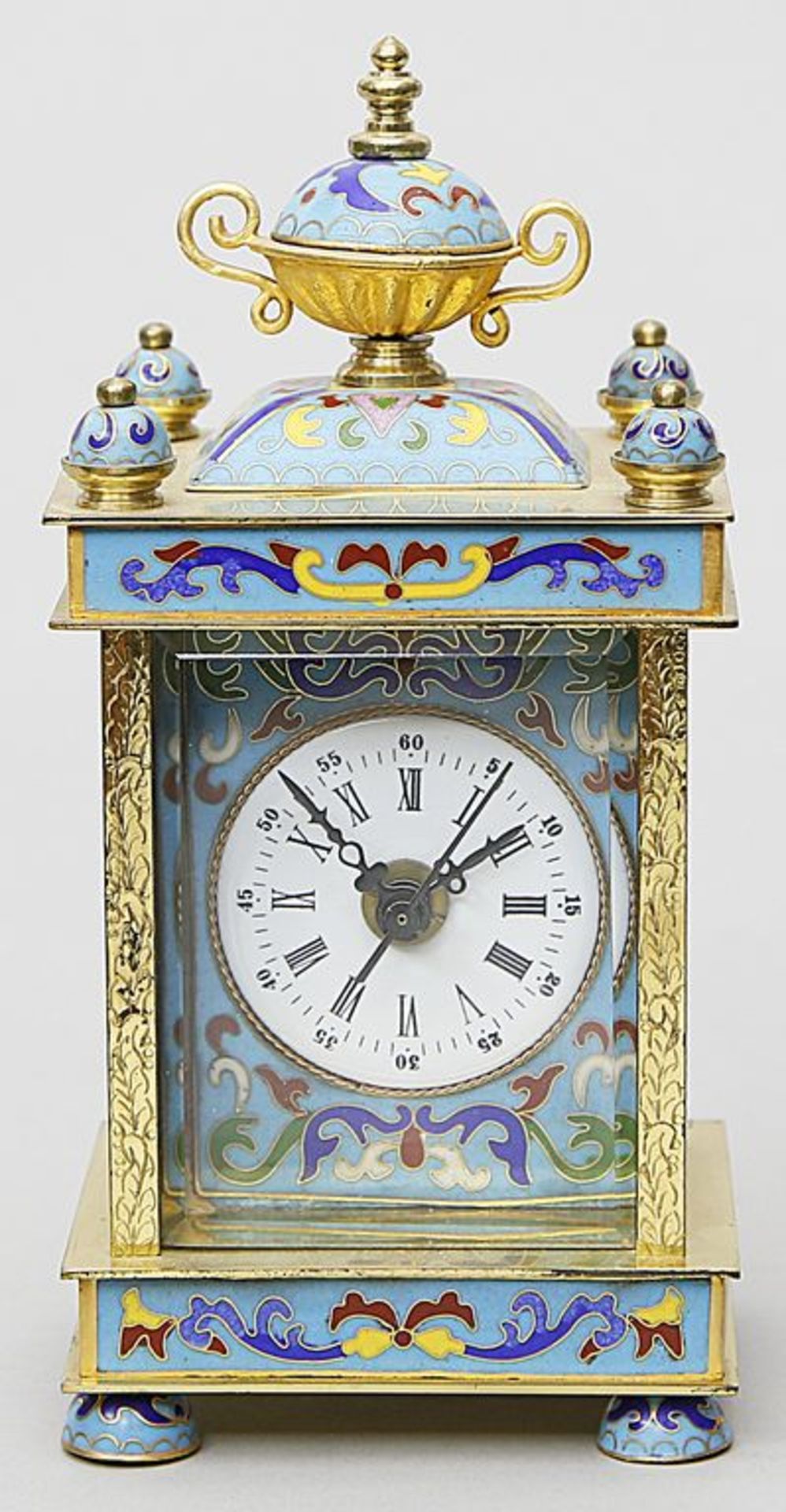 Cloisonné-Uhr im asiatischen Stil.