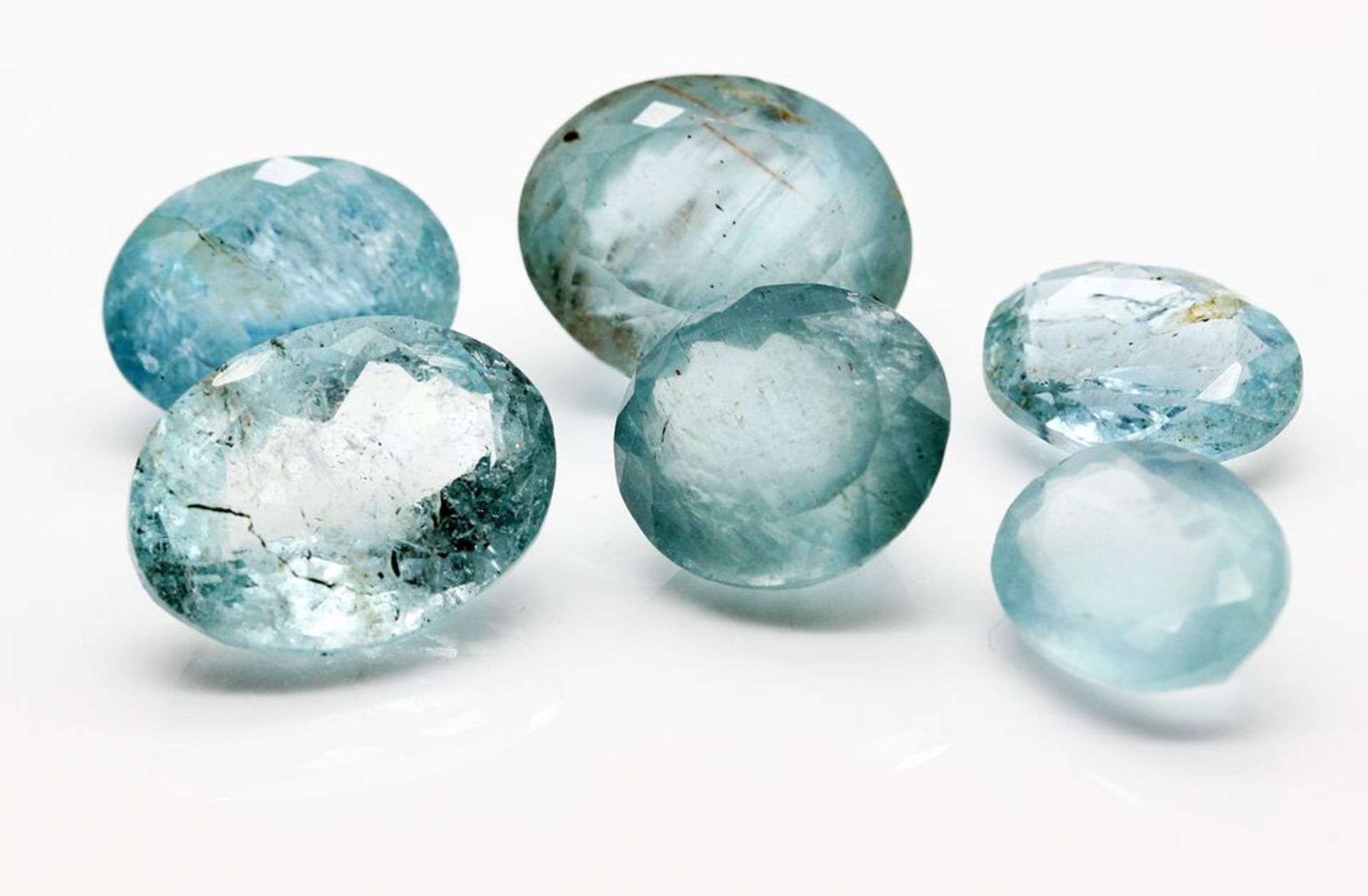 Sechs Aquamarine, zus. ca. 66 ct.