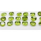 Lot aus 18 Peridoten, zus. ca. 45,35 ct.