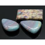 Opal und zwei -doubletten, zus. ca. 33,8 ct.