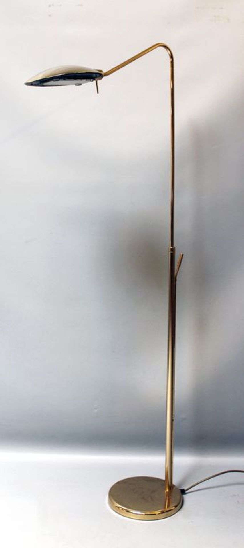 Moderne Stehleuchte, einflammig. Metallgestell, golden/verchromt. Schlichte Form. H. 124 cm.