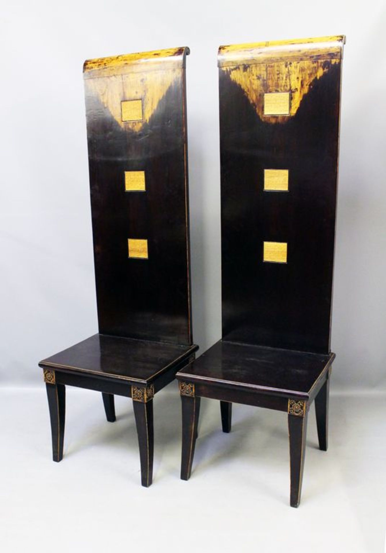 Paar Hochstühle, China. Holz, dunkelbraun lackiert. Hohe Rückenlehne mit drei kalligraphischen Einle