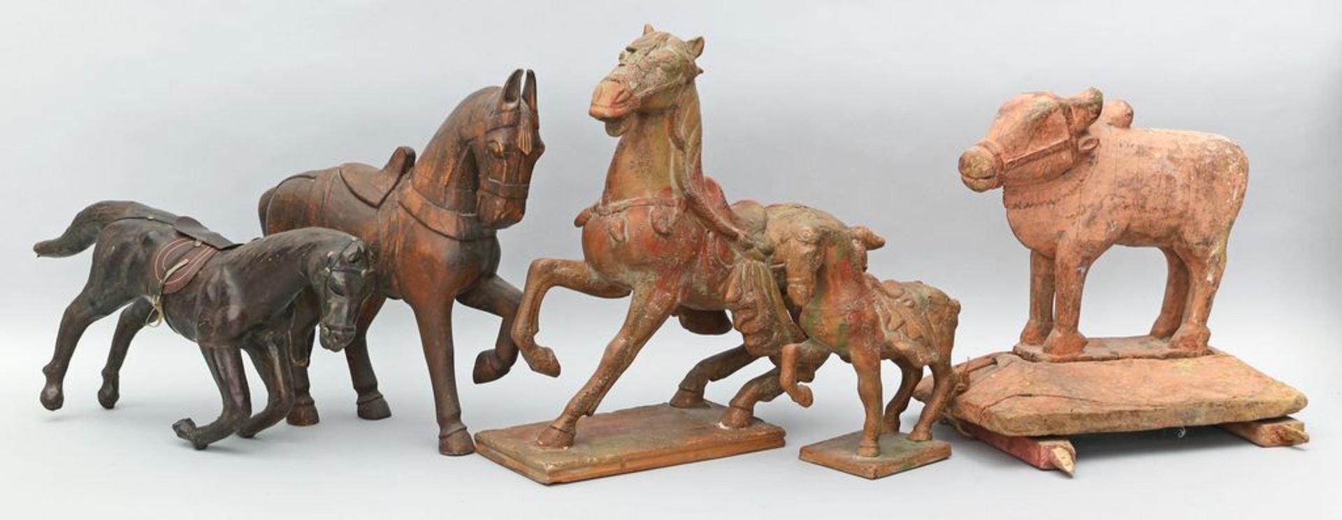 Sammlung von 11 Pferde- und 1 Wasserbüffelskulptur. Verschiedene Ausführungen, teils im Tang-Stil. H - Bild 2 aus 2