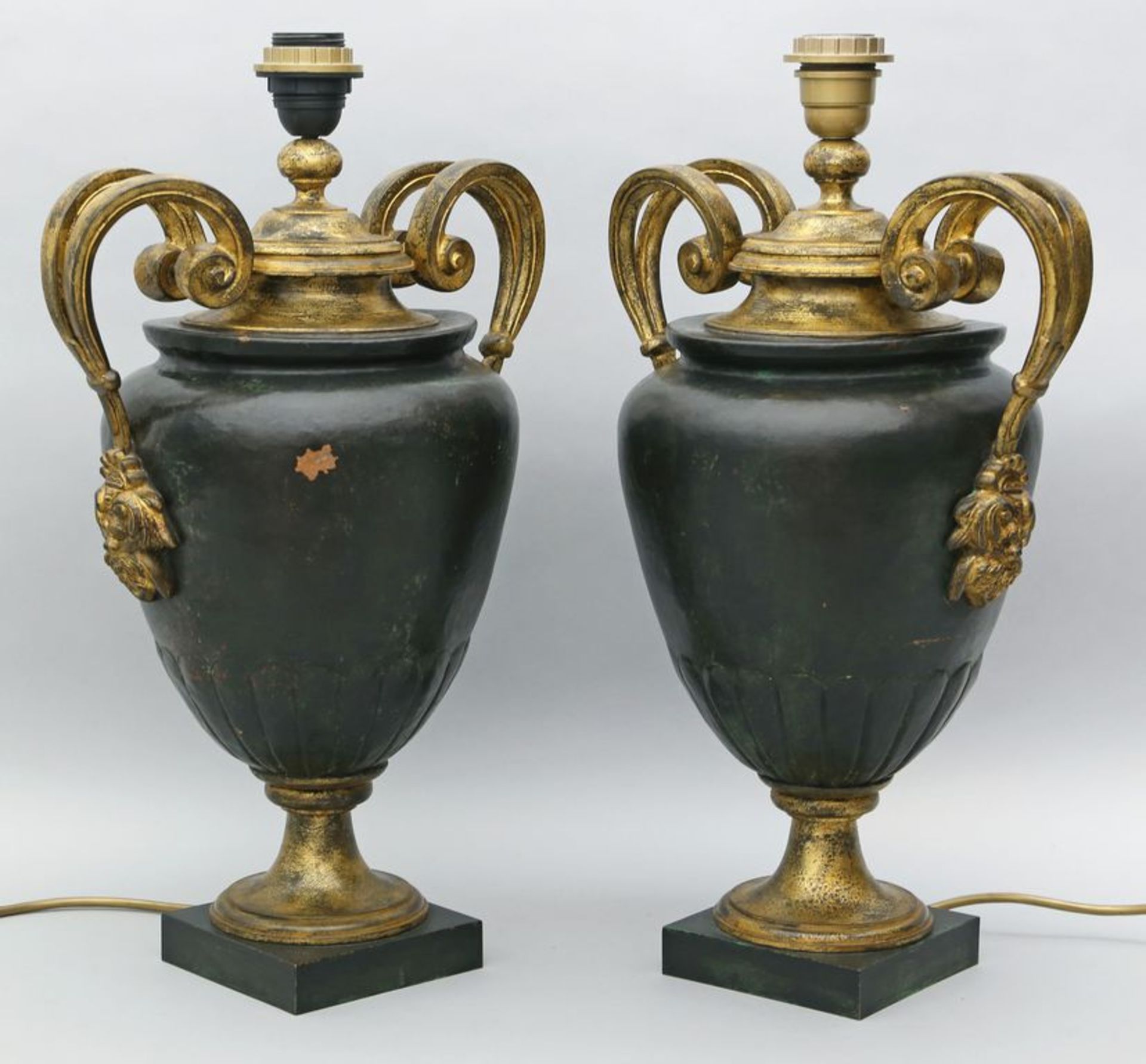 Paar Tischleuchten, je einflammig. Dunkelgrün gefasster Metallkorpus in Form einer Amphora mit vergo - Bild 2 aus 2