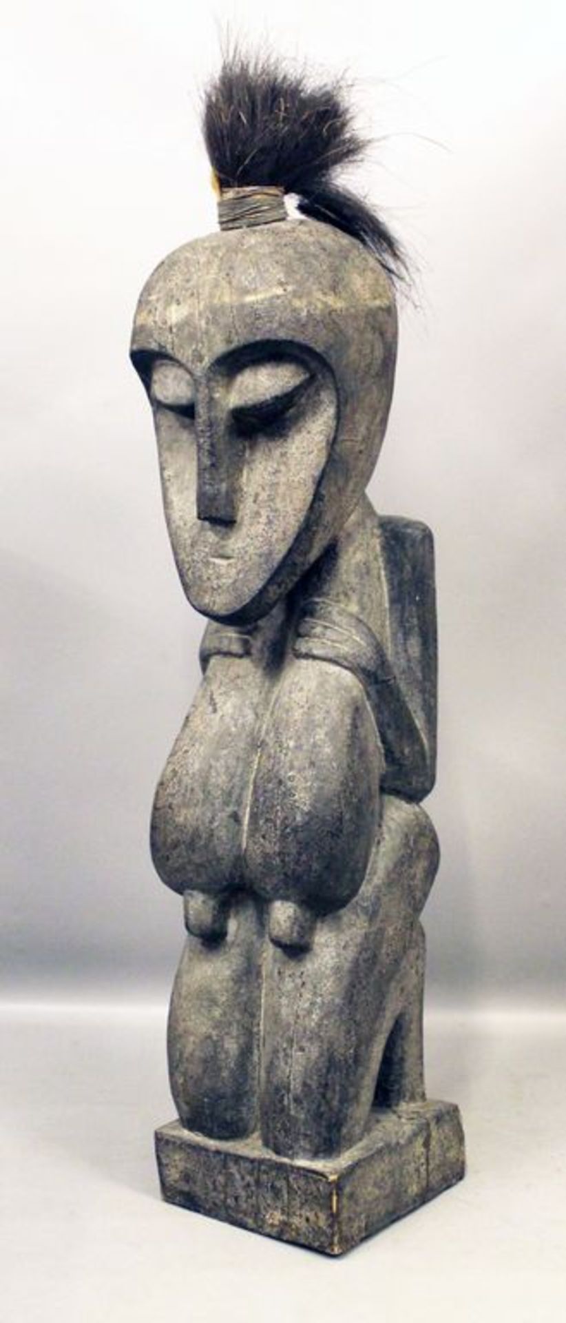 Große Mutterfigur, Afrika. Holz, grau gefasst. L. Altersspuren, Risse. Ca. 119x 24x 23 cm.
