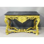 Prunkkonsole im Stil Louis XV. Vergoldetes Holz mit geschnitzten Voluten und Rocaillen. Rechteckige,