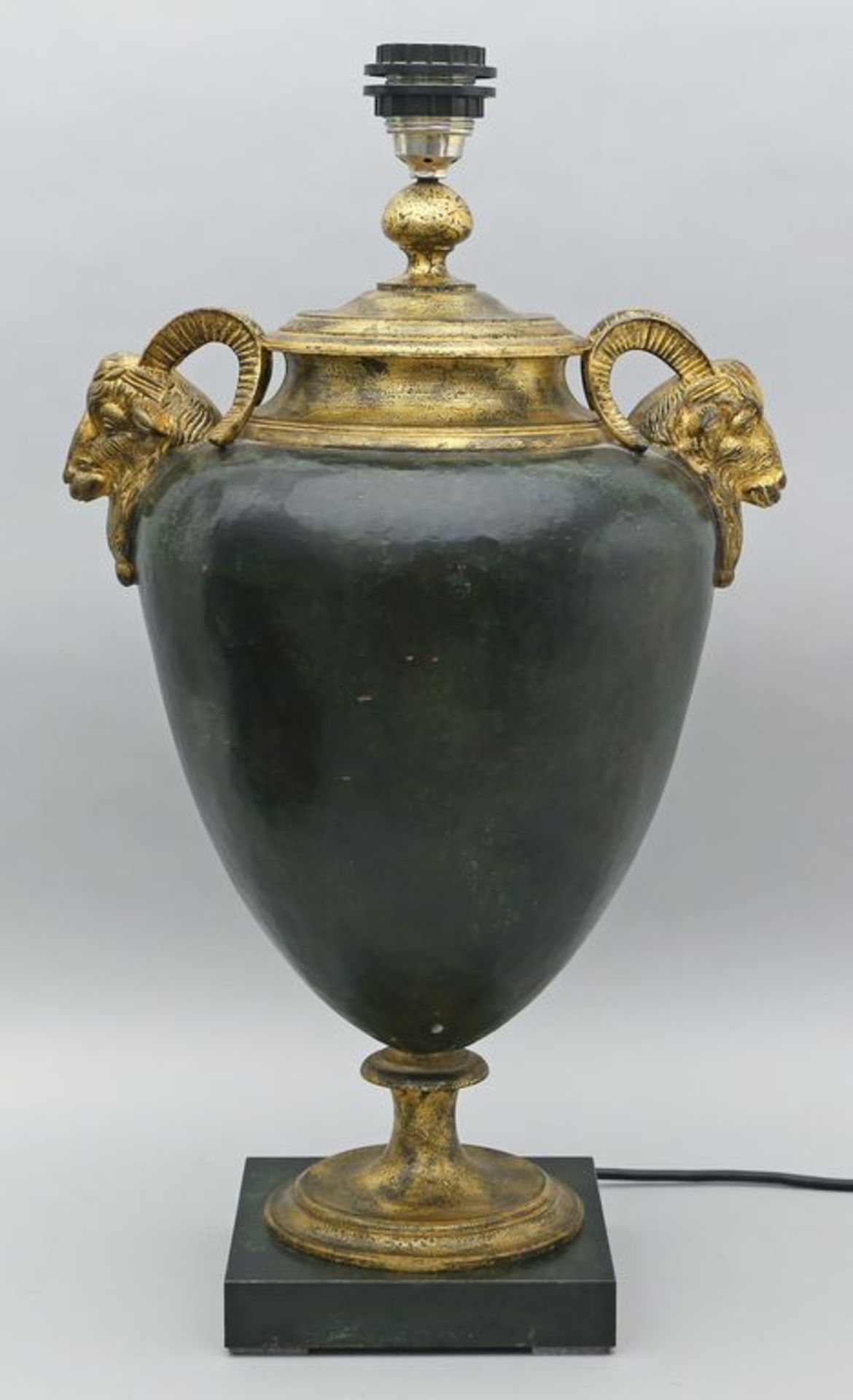 Tischleuchte, einflammig. Schwarz gefasster Metallkorpus in Form einer Amphora mit Paar vergoldeten, - Bild 2 aus 2