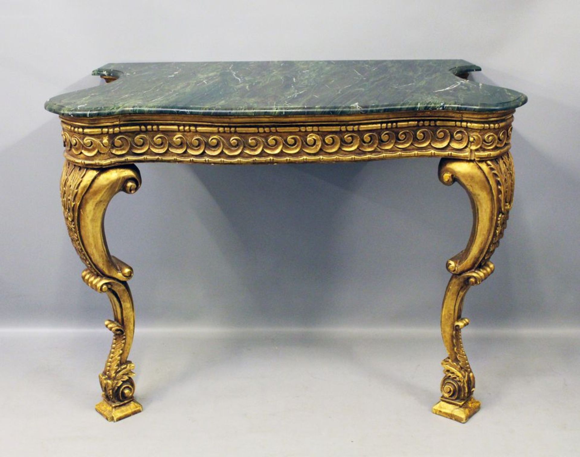Prunkkonsole im Stil Louis XV. Holz, vergoldet. Geschnitzte Zierornamente (teils best., bzw. 1 Fehls