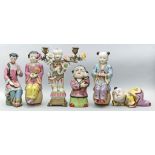 Sechs asiatische Figuren. Porzellan, bunt glasiert. Div. Blumendekore. Einmal als zweiflammiger