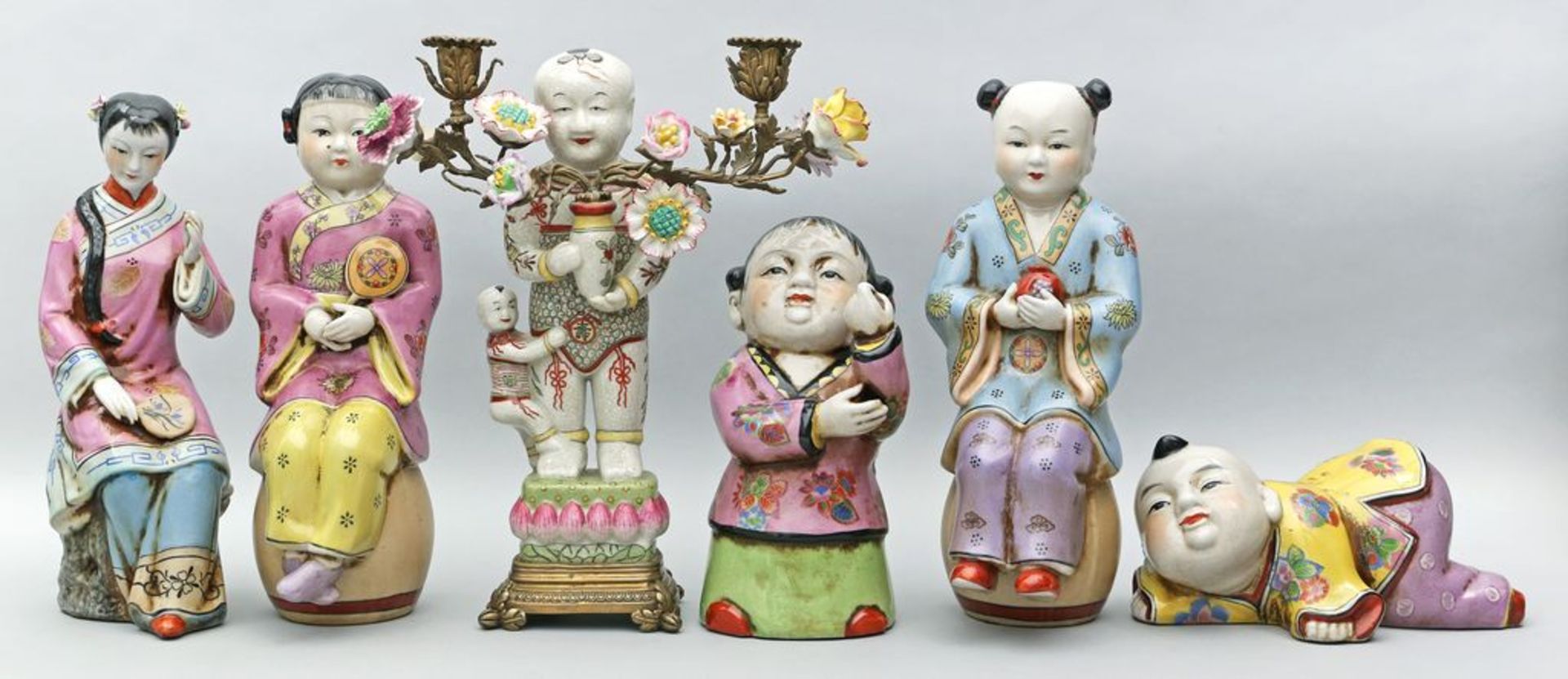 Sechs asiatische Figuren. Porzellan, bunt glasiert. Div. Blumendekore. Einmal als zweiflammiger