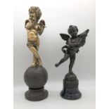 Zwei Skulpturen "Putto mit Delphin und Flöte". Braun patinierte Bronze, auf Marmorsockel bzw.