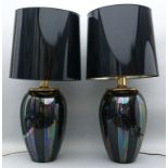 Paar Tischleuchten, je zweiflammig. Vasenförmiger Keramikkorpus mit schwarzer, lüstrierender Glasur.