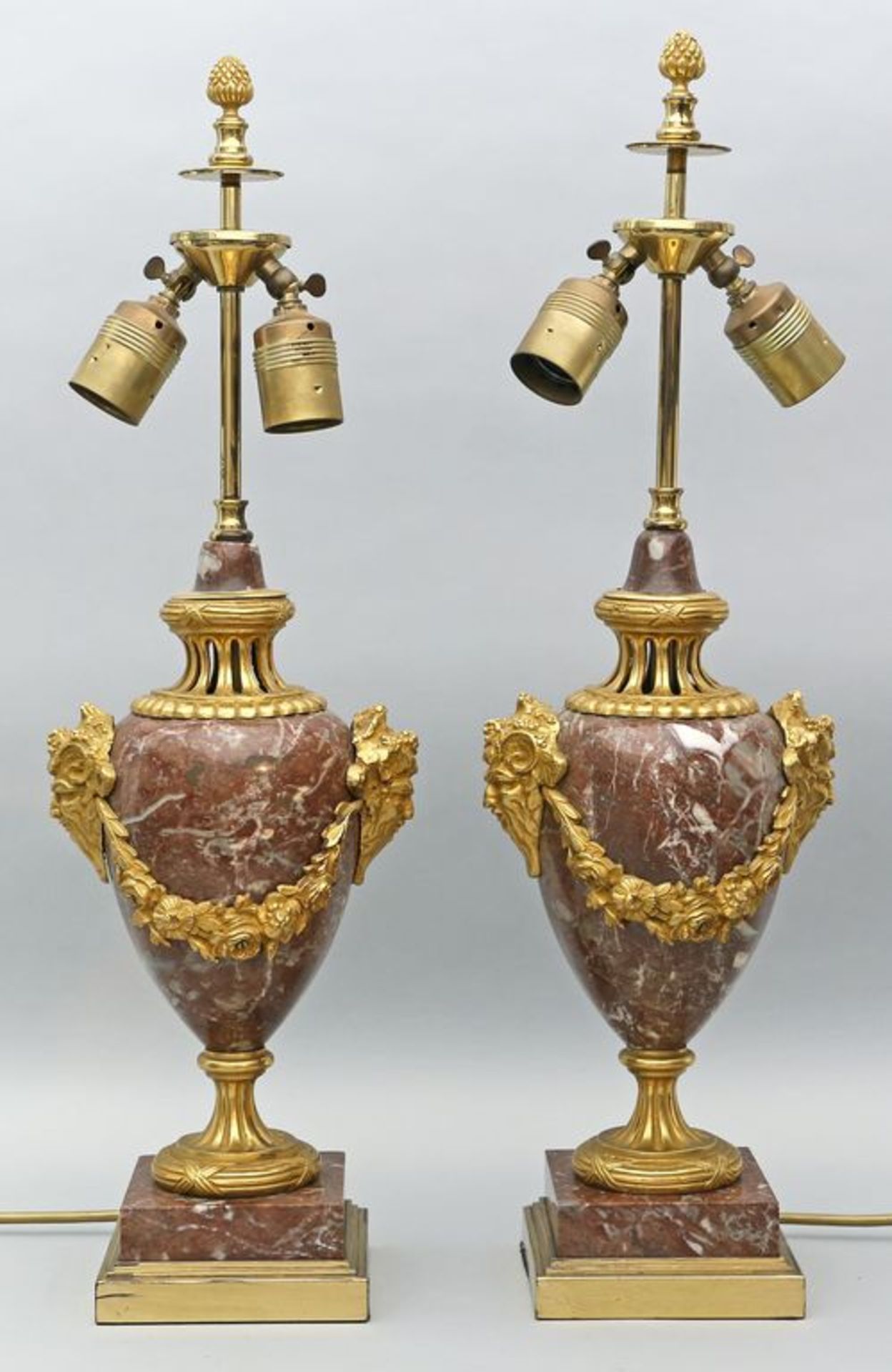 Paar Tischleuchten im Stil Louis XVI, je zweiflammig. Vasenförmiger Fuß aus vergoldeter Bronze mit - Image 2 of 2