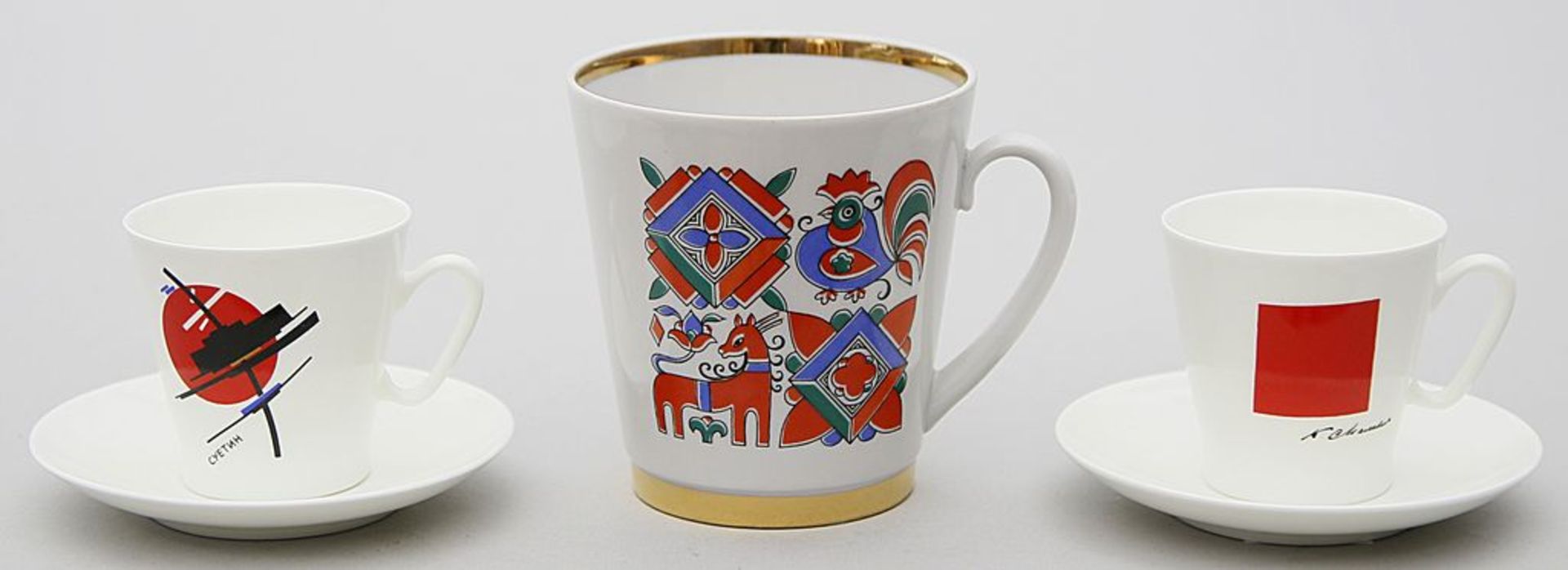 Paar Mokkatassen mit Untertassen und einzelner Kaffeebecher, Lomonossow.