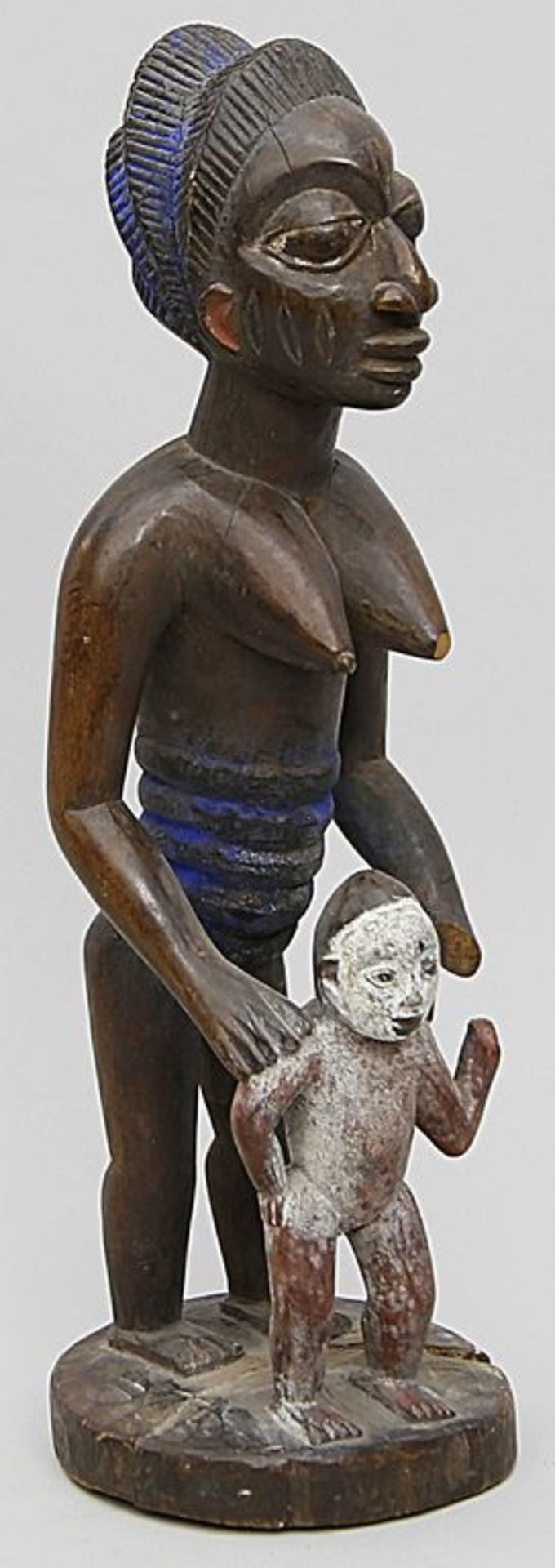 Skulptur einer Frau mit Kind.