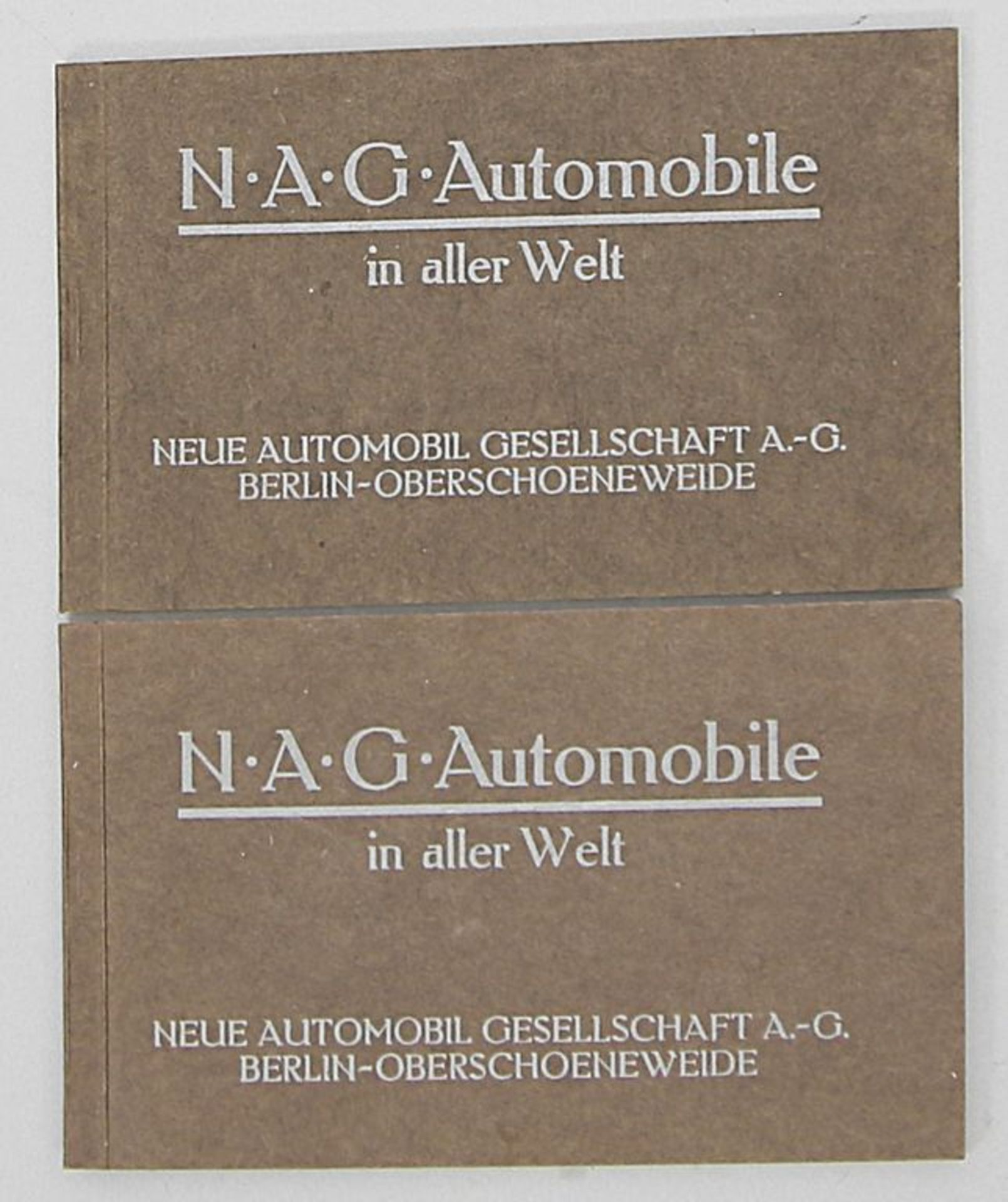 2 Hefte mit 18 Werbepostkarten "NAG Automobile in aller Welt".