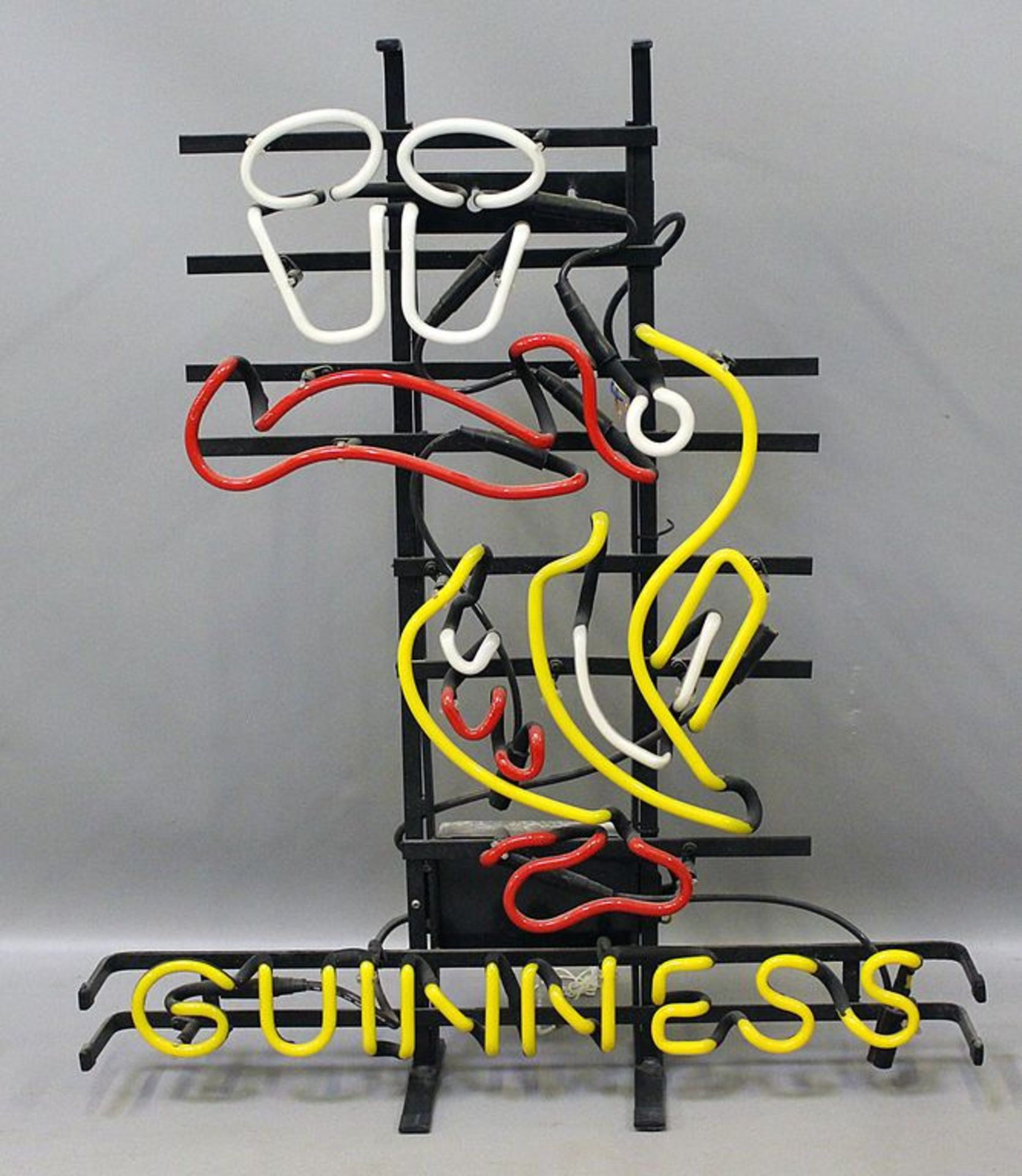 Neon-Reklame "Guinness"-Bier.