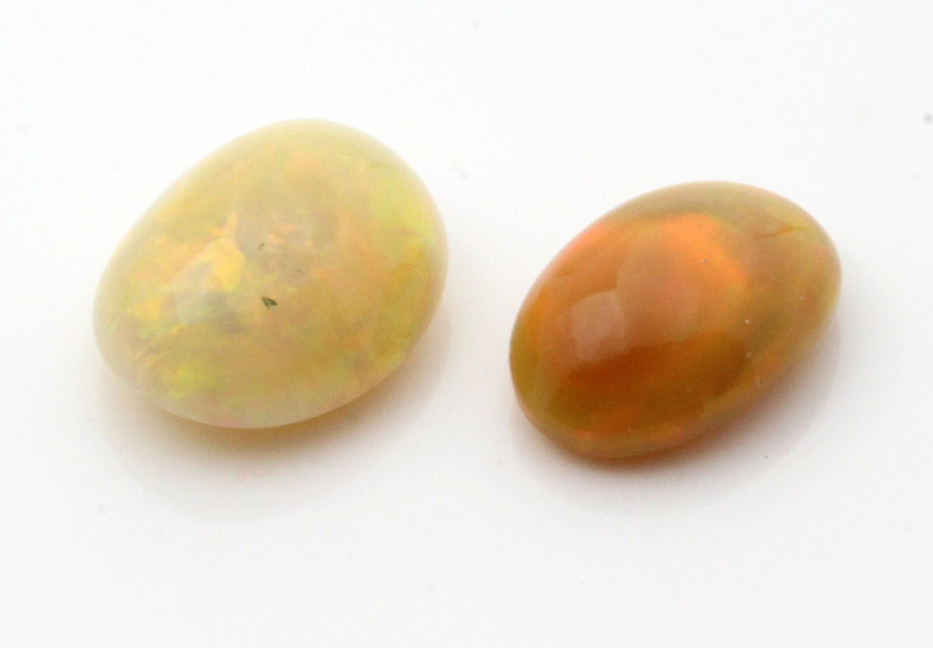 Zwei weiße bzw. Welo-Opale, zus. ca. 8,1 ct. - Image 2 of 2