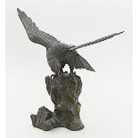 Große Adler-Skulptur.
