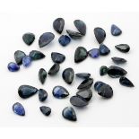 Lot aus 36 blauen Saphiren, zus. ca. 30,4 ct.