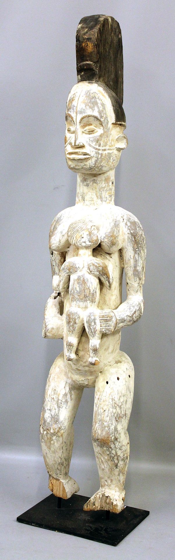 Große, stehende Mutterfigur mit Kind. - Image 2 of 2