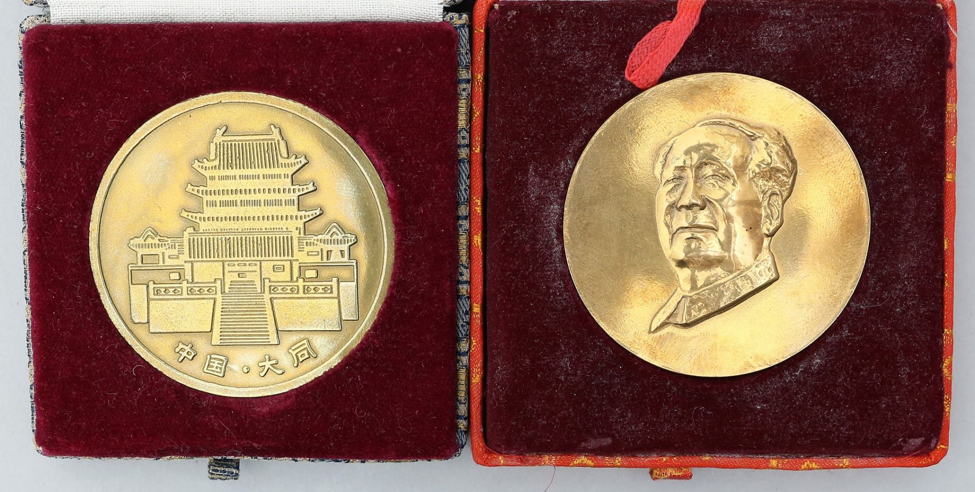 2 chinesische Medaillen.