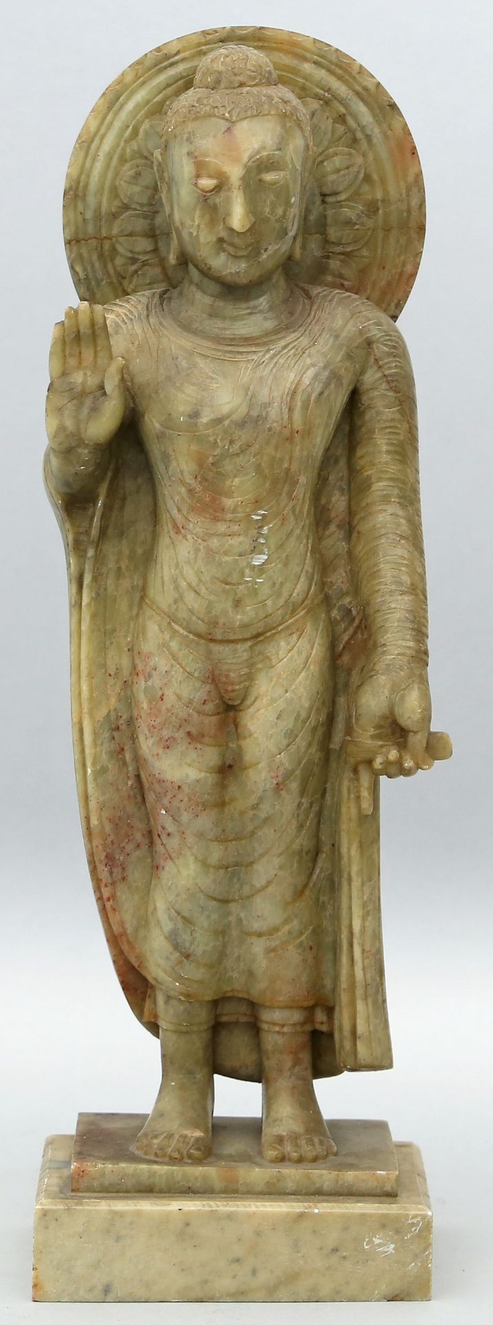 Skulptur stehender Buddha.