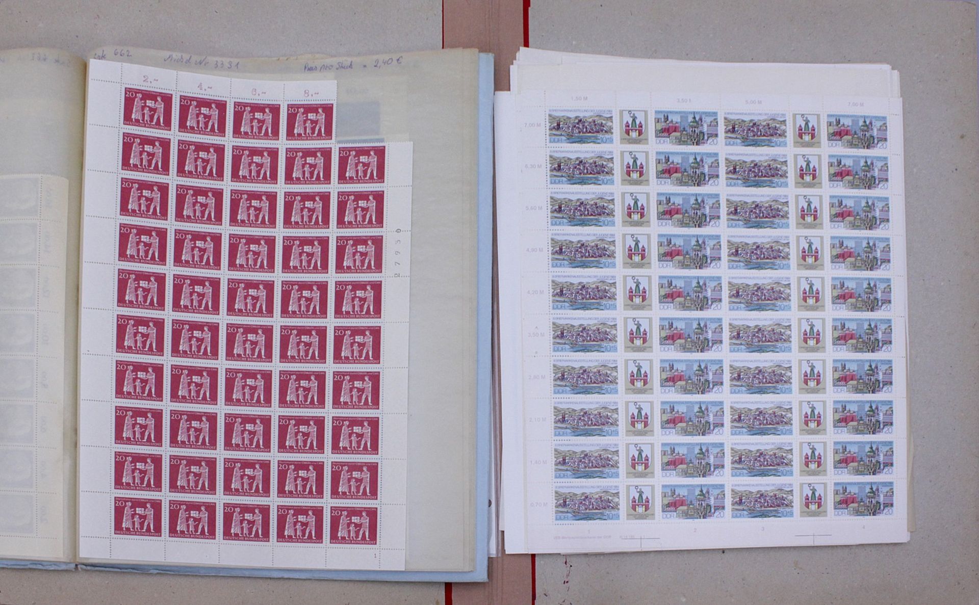 2 Mappen mit Briefmarken.