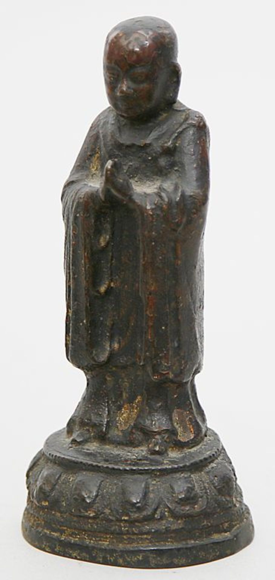 Skulptur des Luohan Ananda. Bronze mit dunkler Patina und Resten ehemaliger Vergoldung. Auf einem