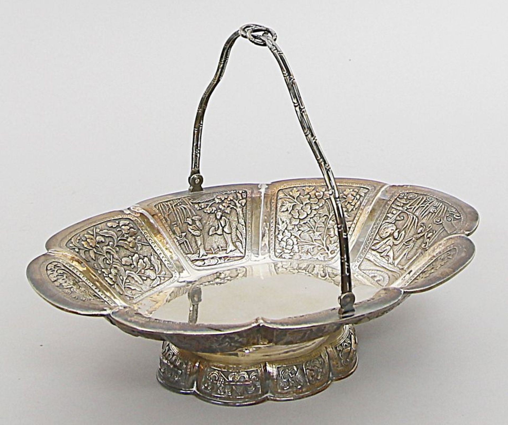 Ovale Henkelschale. Silber, 795 g. Achtpassige Wandung mit Kartuschen, darin abwechselnd