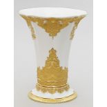 Prunkvase, Meissen. Trompetenform mit reichen Goldbronzeornamenten und Glanzgold. Schwertermarke