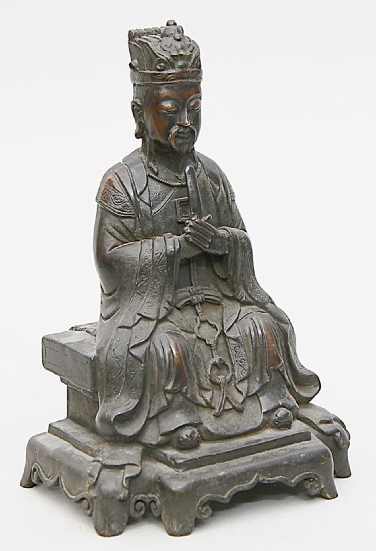 Ming-Skulptur eines Daoisten. Bronze mit schwarz-brauner Patina. Auf einem Thron mit Teppich sitzend - Bild 3 aus 4