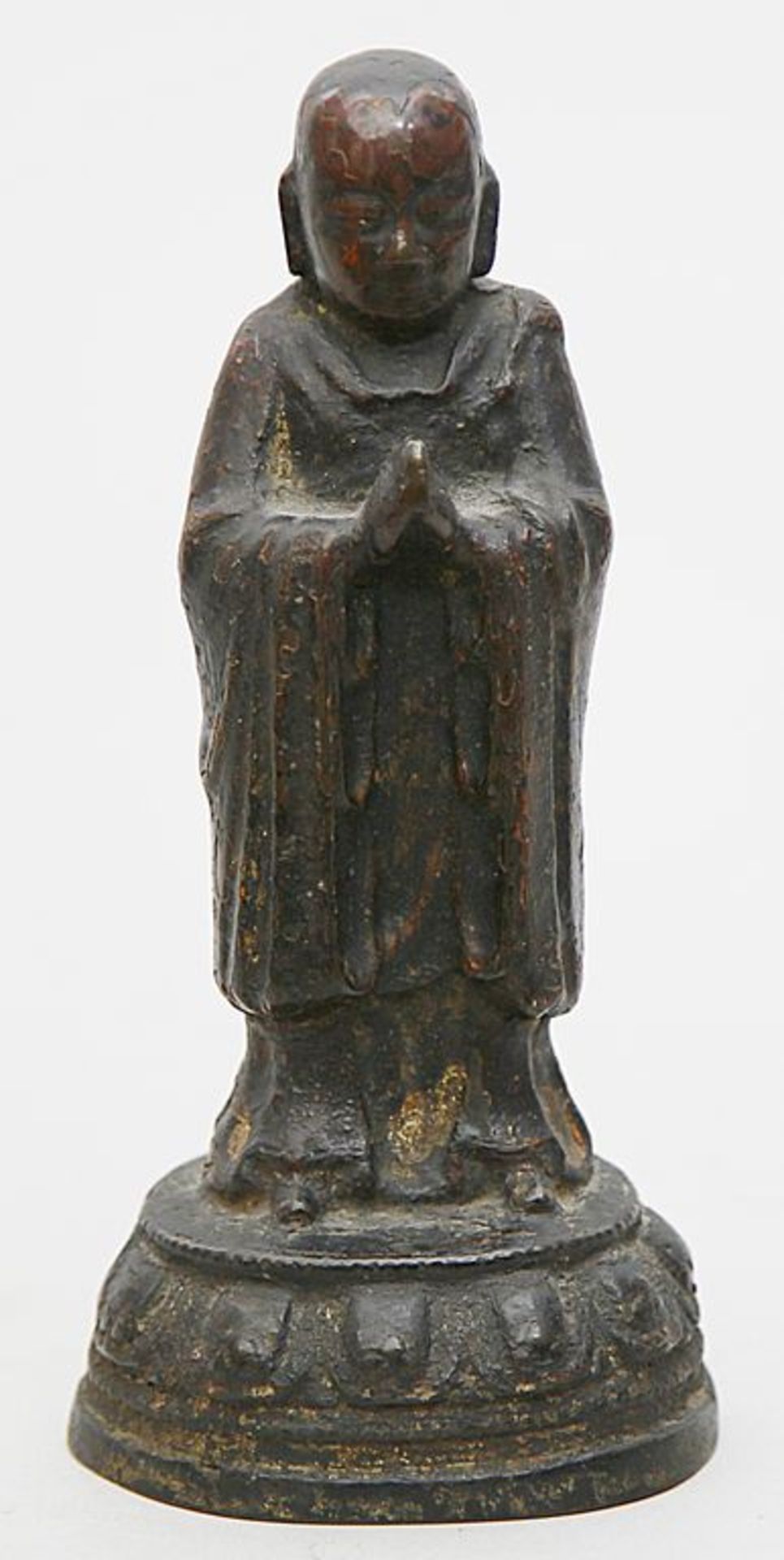 Skulptur des Luohan Ananda. Bronze mit dunkler Patina und Resten ehemaliger Vergoldung. Auf einem - Bild 2 aus 3