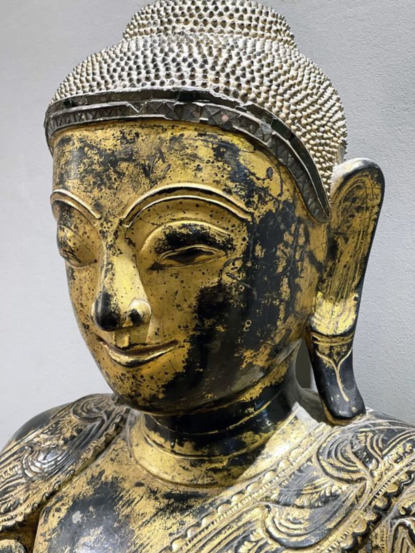 Sitzender Buddha Shakyamuni. Holz, geschnitzt und über Schwarzlack vergoldet (teils berieben). Im - Bild 4 aus 6