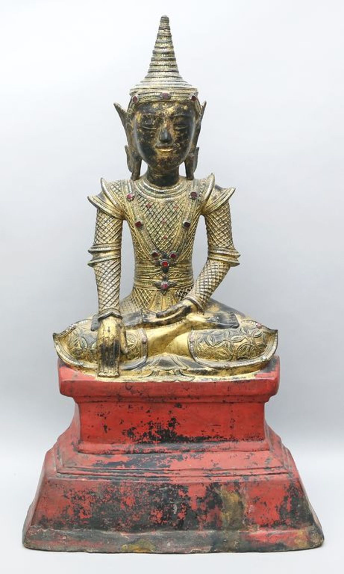 Skulptur des Buddha Shakyamuni. Pappmaché mit roter und schwarzer Lackfassung, teils berieben und