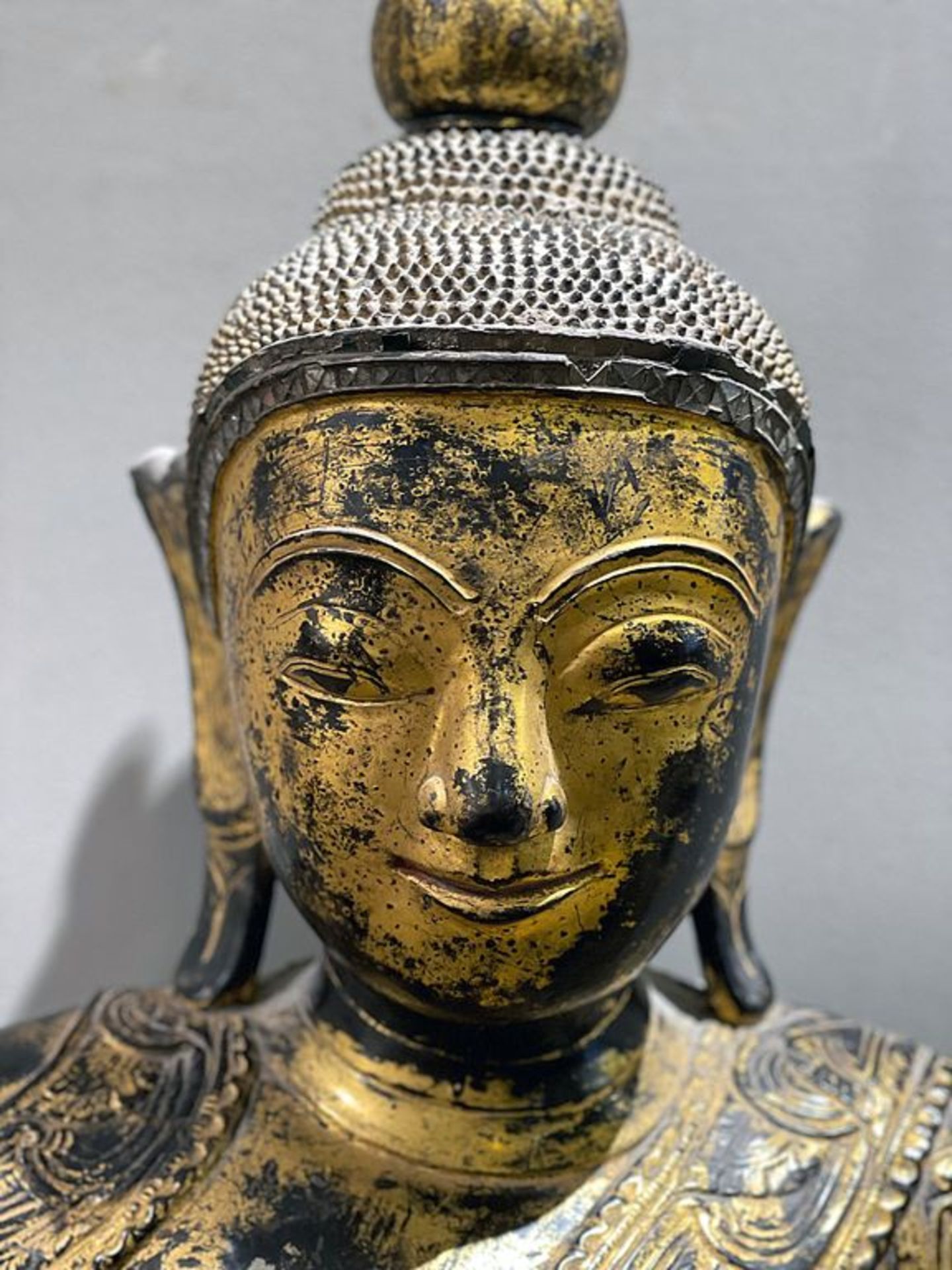 Sitzender Buddha Shakyamuni. Holz, geschnitzt und über Schwarzlack vergoldet (teils berieben). Im - Bild 6 aus 6