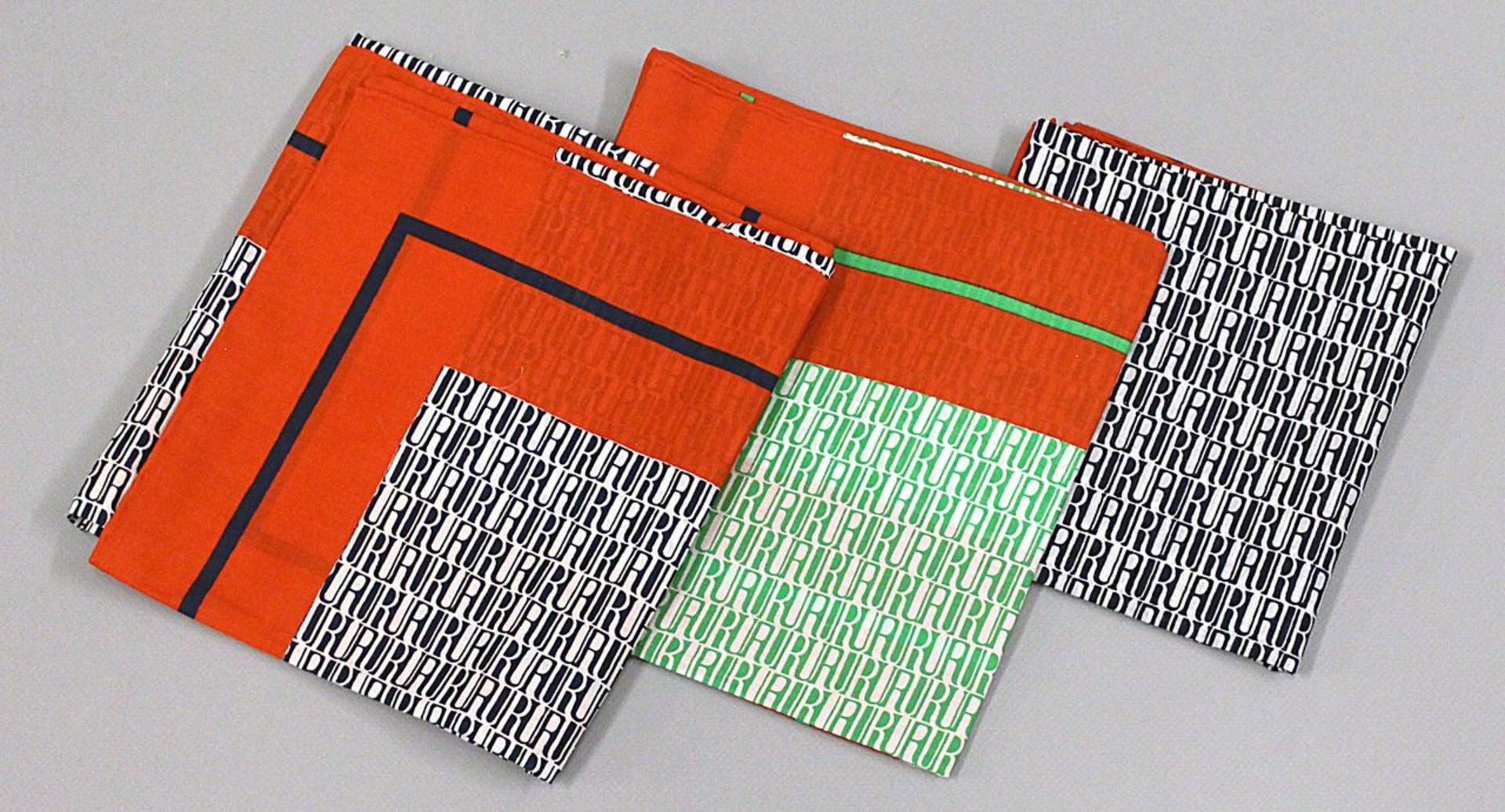 Drei Tücher, Uli Richter. Baumwolle, "UR"-Monog. Tricolor in div. Farben. D. 66x 62 cm.