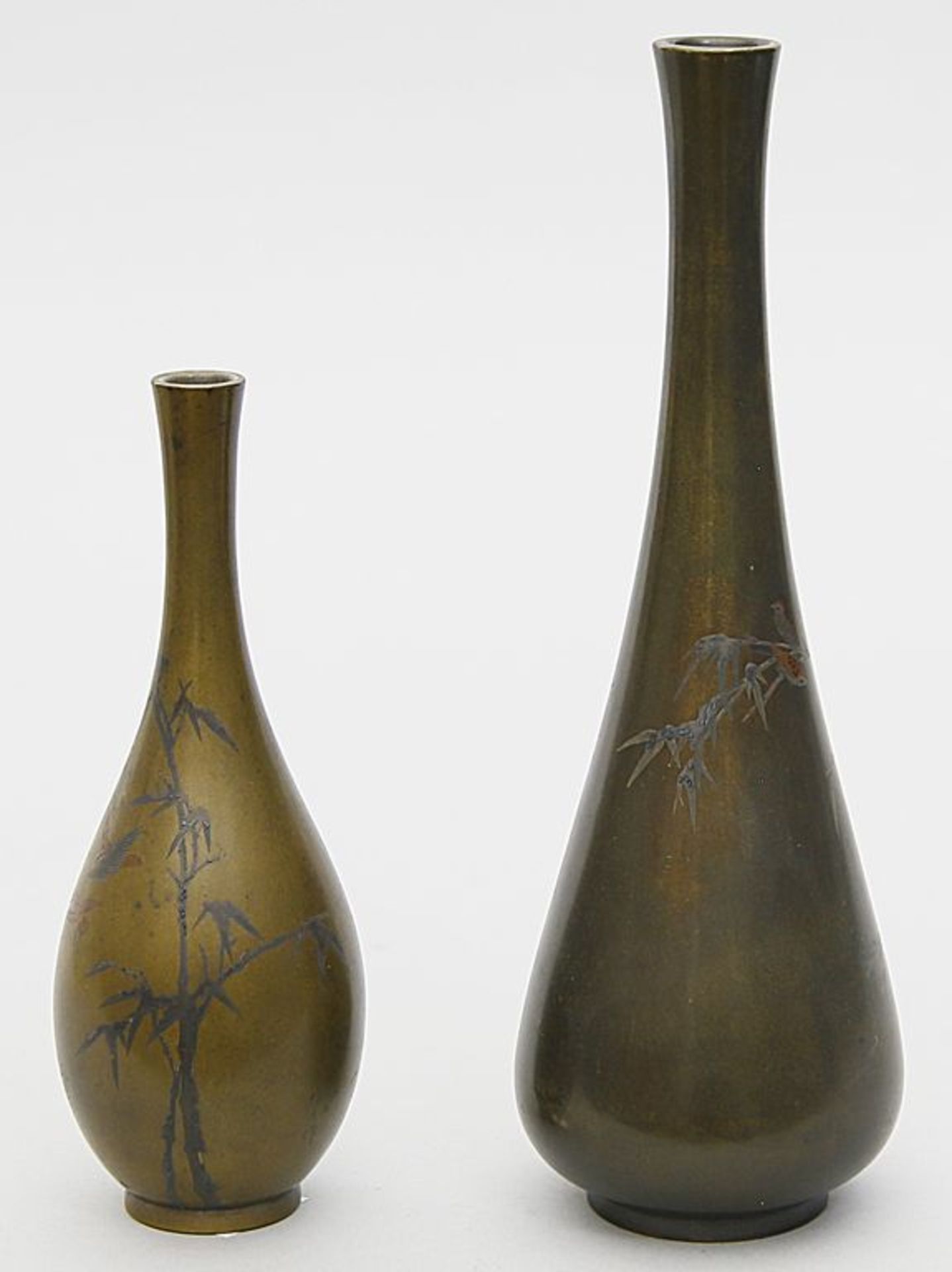 Zwei Vasen. Bronze. Tropfen- bzw. Flaschenform auf rundem Stand. Schauseitig je in Silber und Kupfer