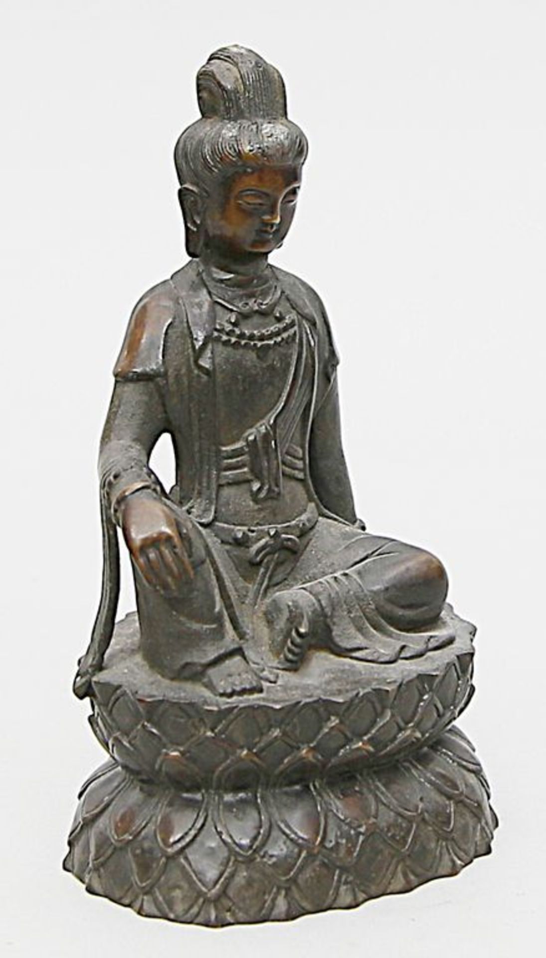 Skulptur "Bodhisattva Guanyin", Ming-Zeit. Bronze, schwarz-braune Patina (teils l. berieben), 1. - Bild 3 aus 4
